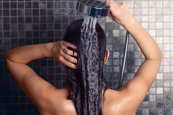Haare richtig pflegen Haare mit kaltem Wasser spülen