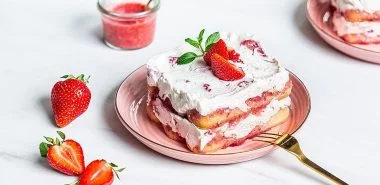 Erdbeer Tiramisu mit Mascarpone und Sahne - ein romantisches Dessert!