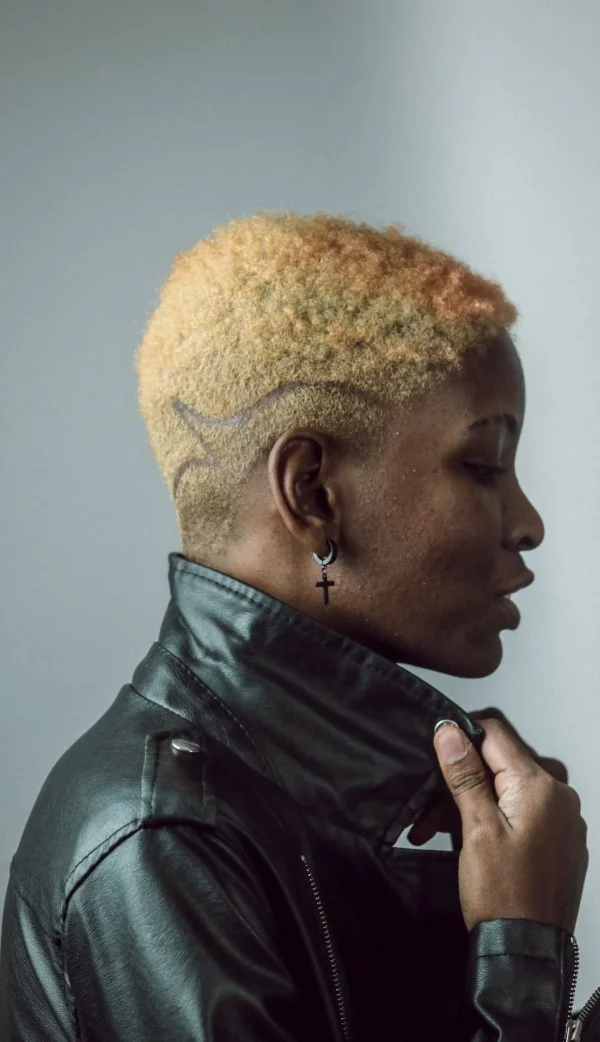 Fasson Haarschnitt für Damen – probieren Sie eine rebellische Fade Frisur aus afro haare blond gold