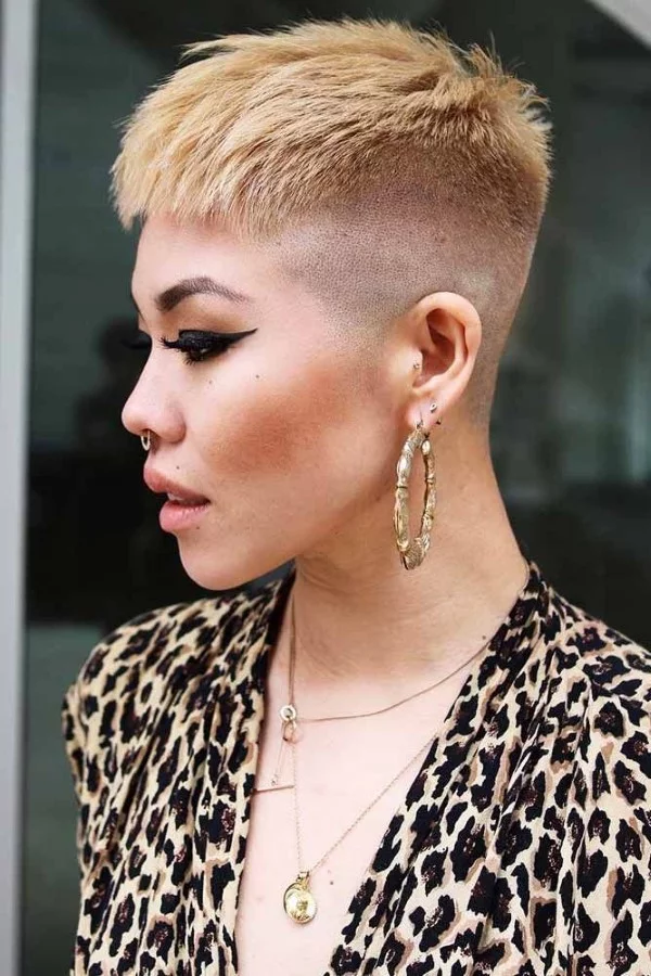 Fasson Haarschnitt für Damen – probieren Sie eine rebellische Fade Frisur aus blondine natürlich schön