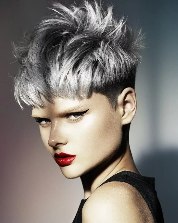 Fasson Haarschnitt für Damen – probieren Sie eine rebellische Fade Frisur aus graue silber haare