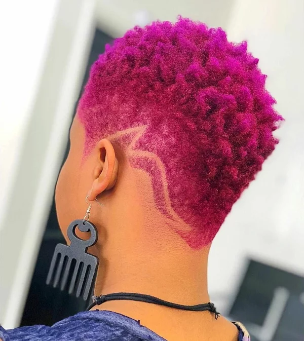 Fasson Haarschnitt für Damen – probieren Sie eine rebellische Fade Frisur aus rosa afro haare