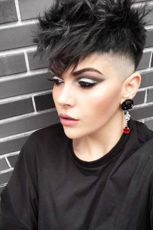 Fasson Haarschnitt für Damen – probieren Sie eine rebellische Fade Frisur aus schöne schwarze frisur