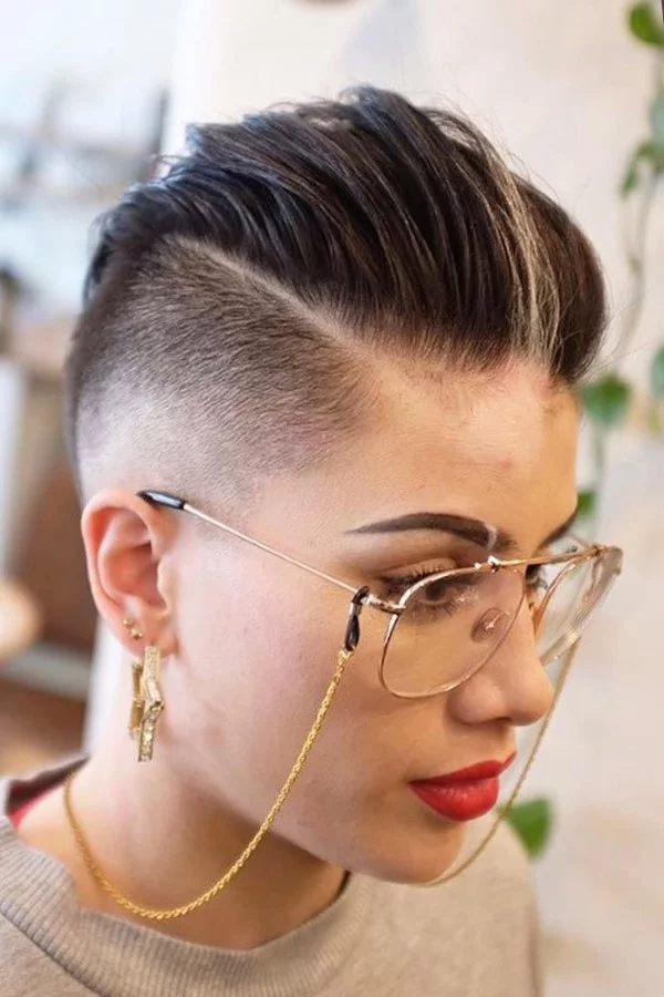 Fasson Haarschnitt für Damen – probieren Sie eine rebellische Fade Frisur aus trendfrisur für brillen