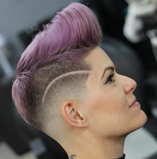 Fasson Haarschnitt für Damen – probieren Sie eine rebellische Fade Frisur aus violett lila haare schön