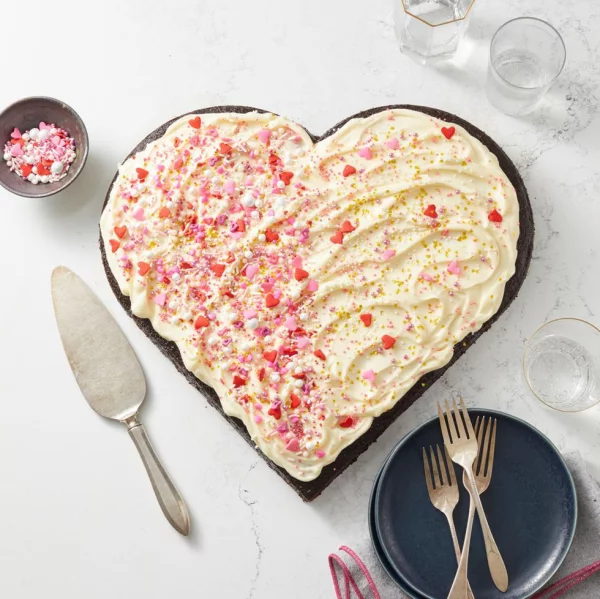 Herztorte zum Valentinstag Kuchen in Herzform backen mit weißem Fondant und bunten Schokoraspeln verzieren