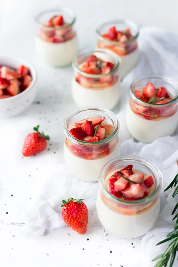 Kokos Panna Cotta für Veganer und nicht nur – köstliches und schnelles Rezept mit Agar köstliches dessert mit erdbeeren