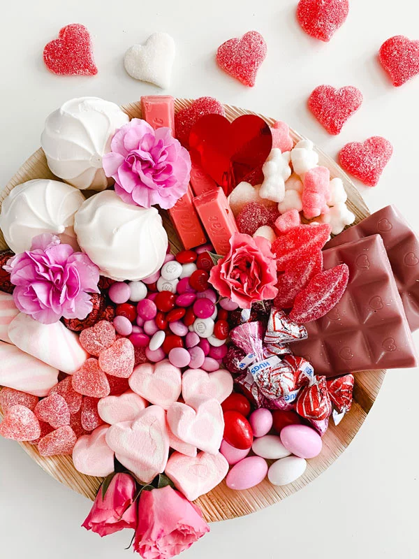 Snackplatten zum Valentinstag Süßes für die Naschkatzen in einer Herzform ausgelegt