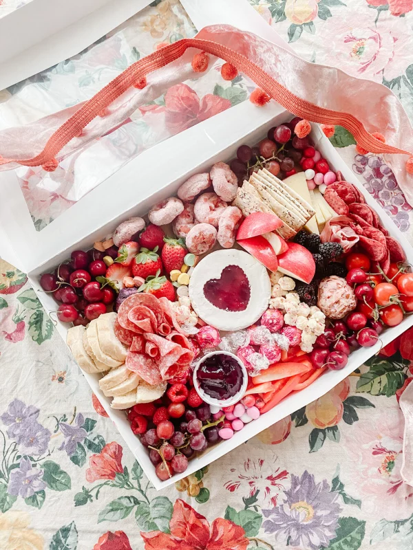 Snackplatten zum Valentinstag eine Schachtel voll mit Süßigkeiten frische Früchte