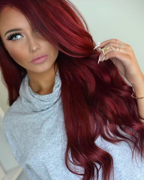 mono-coloring langes welliges haar rote haarfarbe