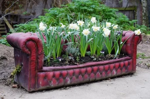 Gartendeko selber machen – Upcycling Bastelideen fuer Gross und Klein sofa couch tulpen hochbeet