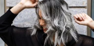 Graue Strähnen - der angesagte Haar-Trend, der dem Haar einen silbernen Touch verleiht