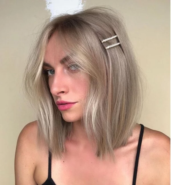 Haarfarben 2022 für modebewusste Damen Kurzhaarfrisur platinblond