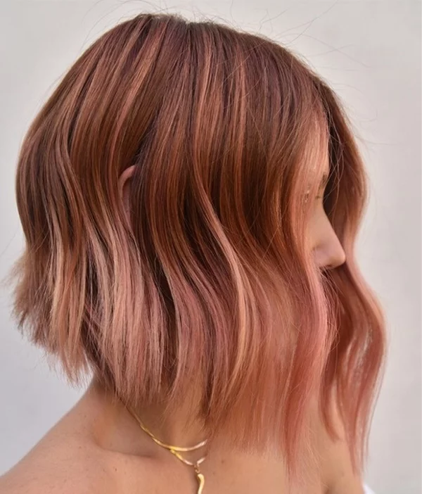 Trendfarben 2022 Haarfarbe verändern rosa Akzente