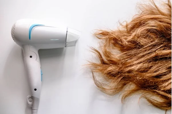 Trockene Haarspitzen vorbeugen oder behandeln vor und nach Haare föhnen