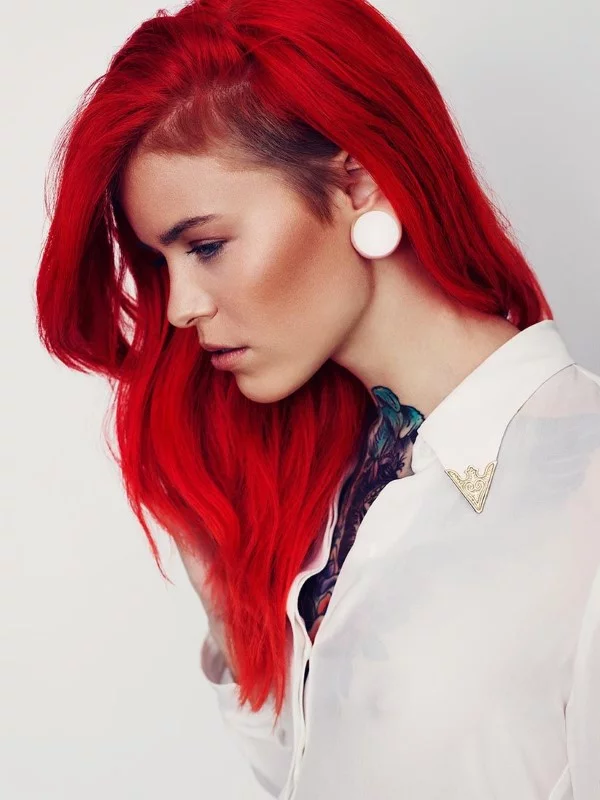 Undercut lange Haare – extravagante Trendfrisuren 2022 fuer gewagte Damen rote haare kleiner unterschnitt