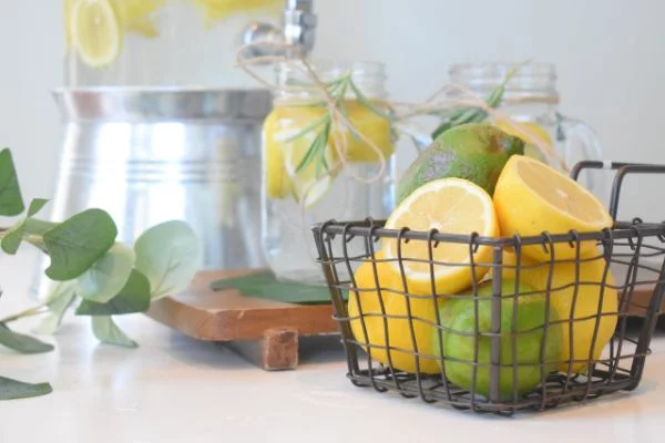 Zitronenwasser Korb mit Obst und Wasser