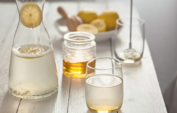 Honigwasser ein Glas vor dem Schlafengehen trinken gute Bettruhe nachts genießen