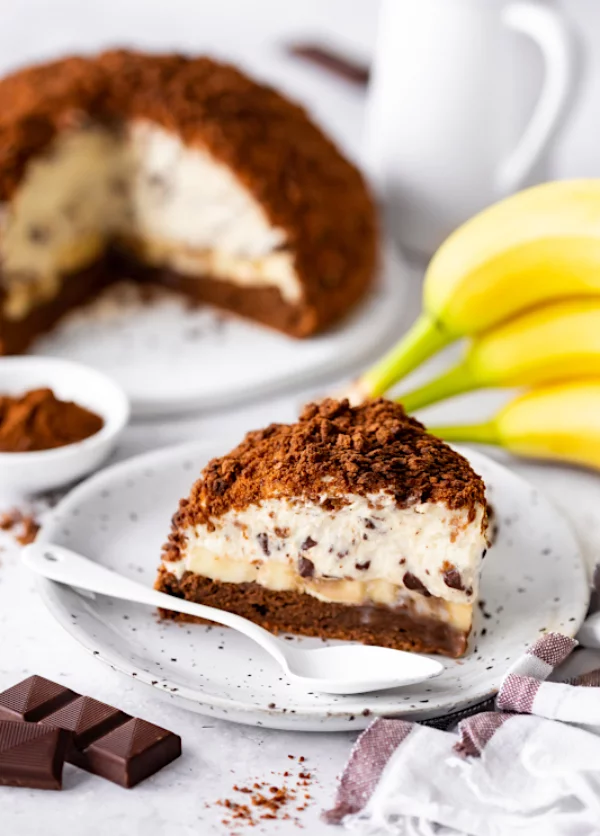 Maulwurfkuchen mit Bananen und Sahnefüllung enthält viele Kalorien ist aber unübertroffen im Geschmack