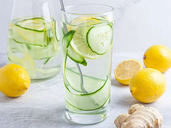 Warum ist Zitronenwasser trinken gesund