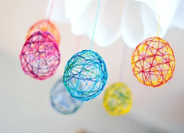 ostereier zum aufhaengen selber machen aus papier basteln mit luftballon