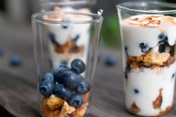 Blaubeeren Desserts Schichtdessert im Glas mit Heidelbeeren gut für heiße Sommertage