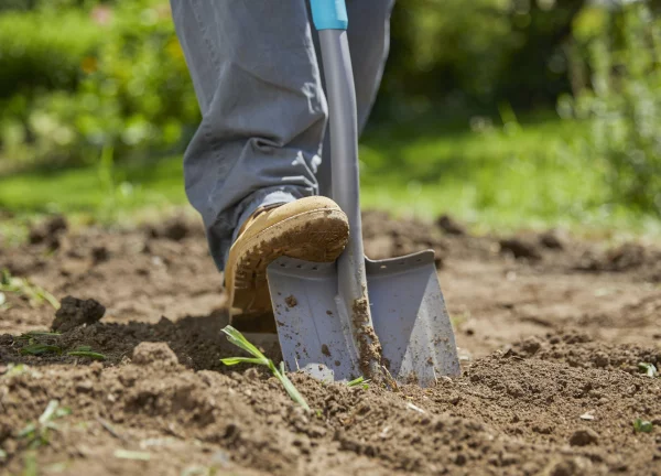 Bodenverbesserung – natuerliche Mittel und Methoden boden garten ackern schaufel