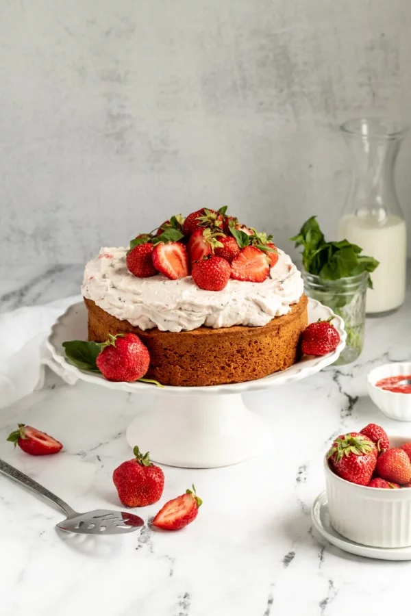 Erdbeer Basilikum Torte – frisches Rezept fuer alle sommerliche Anlaesse einfache torte zwei teile