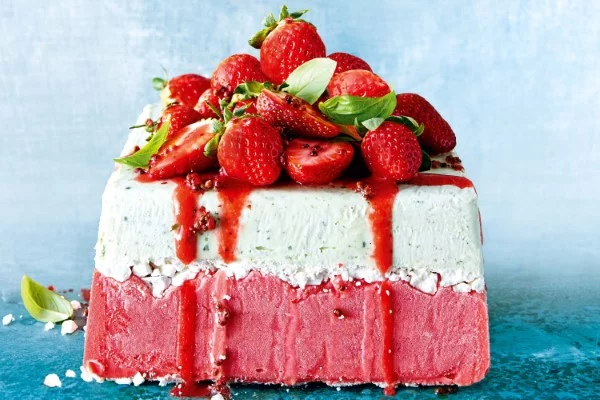 Erdbeer Basilikum Torte – frisches Rezept fuer alle sommerliche Anlaesse eiscreme torte mit beeren