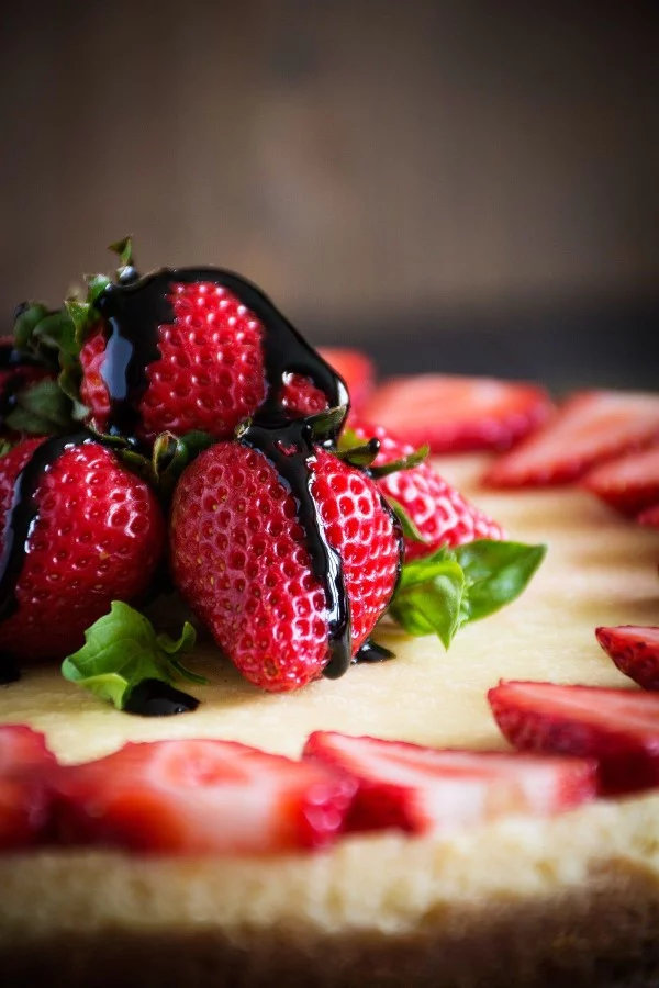 Erdbeer Basilikum Torte – frisches Rezept fuer alle sommerliche Anlaesse leckere torte mit balsamico essig