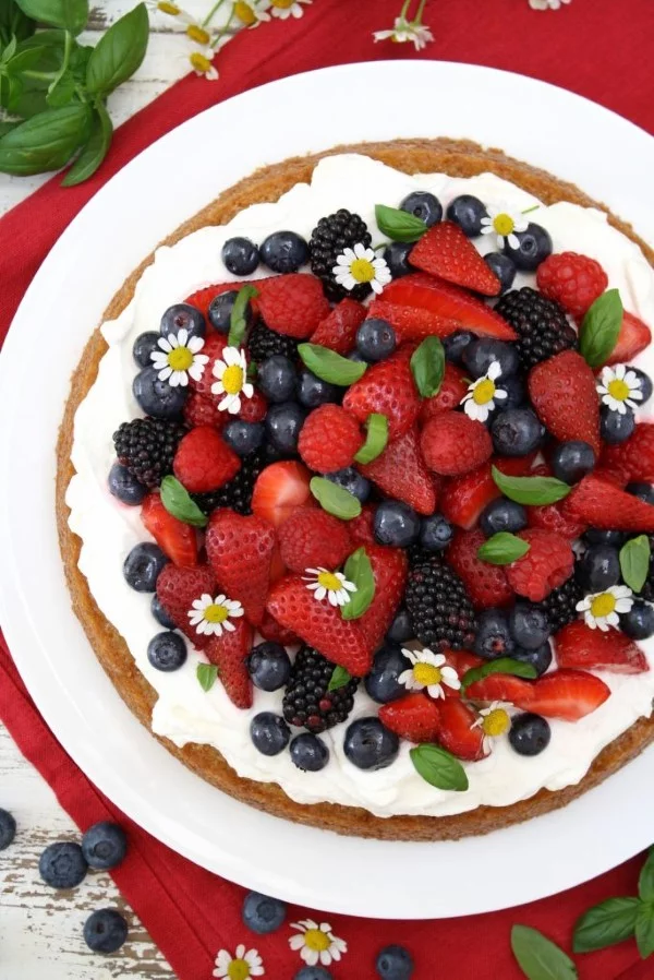 Erdbeer Basilikum Torte – frisches Rezept fuer alle sommerliche Anlaesse obstsalat deko fuer torte