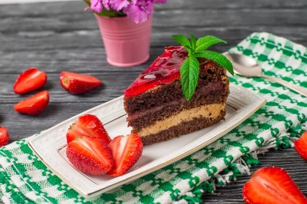 Erdbeer Basilikum Torte – frisches Rezept fuer alle sommerliche Anlaesse schoko torte mit basilikum und erdbeeren