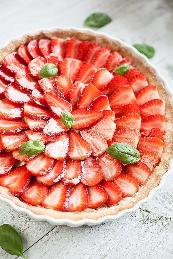Erdbeer Basilikum Torte – frisches Rezept fuer alle sommerliche Anlaesse tart mit beeren und basil italien