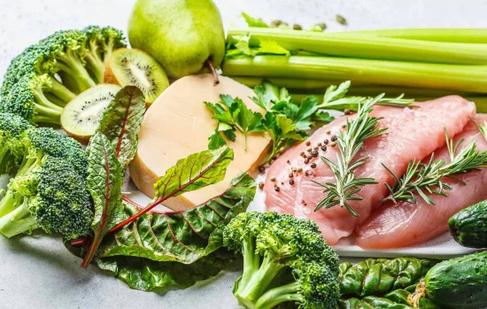 Flexitarische Ernährung Fleisch Hartkäse viel grünes Gemüse