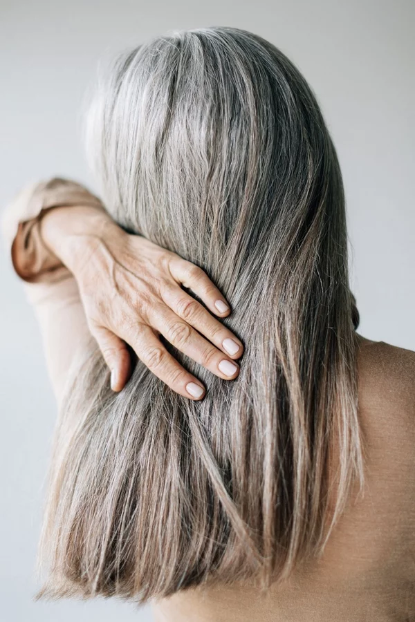 Haare im Sommer richtig pflegen - Pflegetipps für graue Haare
