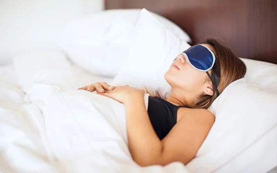 Ohne Sport abnehmen junge Frau ruhig schlafen lebenswichtig im stressigen Alltag