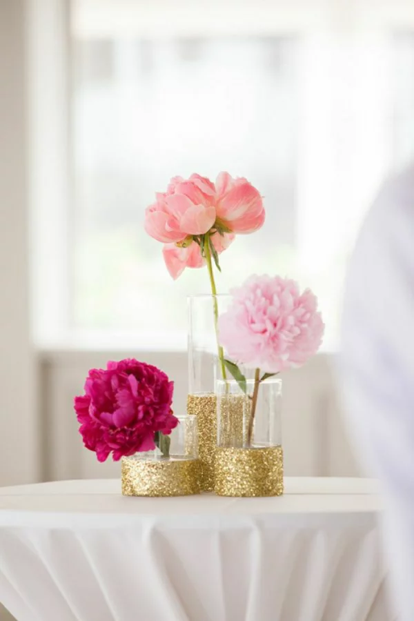 Pfingstrosen in der Vase drei Gefäße im gleichen Stil je eine Blüte darin schönes Arrangement