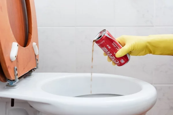 Wie kann man Urinstein mit Cola entfernen natürliche Reinigungsmittel