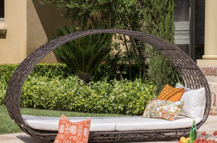 modernes Tagesbett im Garten im ovalen Design