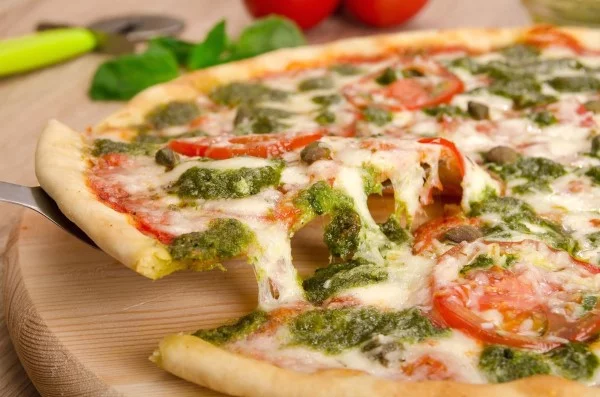 Baerlauchpesto selber machen – einfache Rezeptideen mit italienischer Note pizza mit pesto sauce
