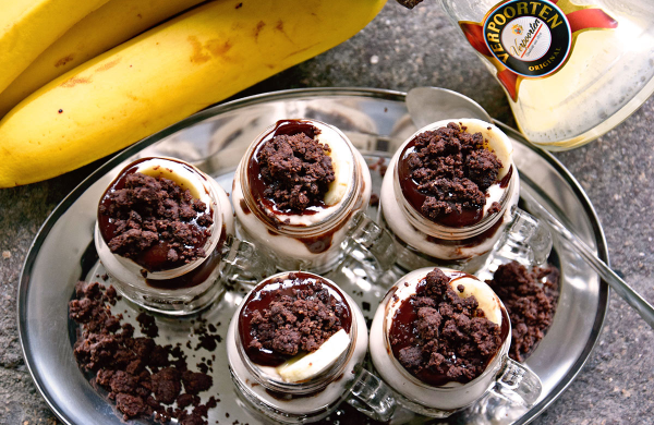 Bananen Desserts Nachspeise im Glas wie Maulwurfkuchen mit Muffin Krümeln