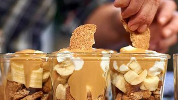 Bananen Desserts Tiramisu im Glas bevorzugte Nachspeise letzter Schliff an einem netten Abend