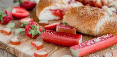 Erdbeer Rhabarber Torte – einfaches Rezept wie vom Konditor