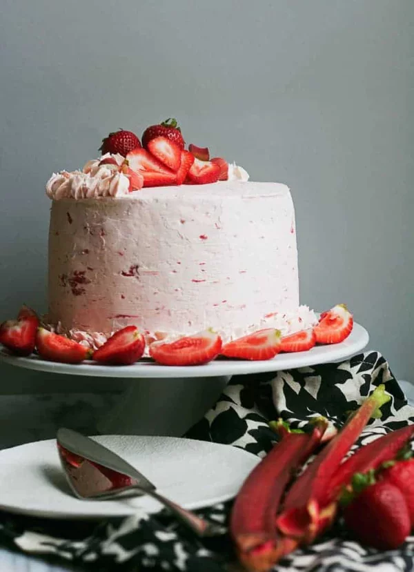 Erdbeer Rhabarber Torte – einfaches Rezept wie vom Konditor leckere torte mit erdbeeren