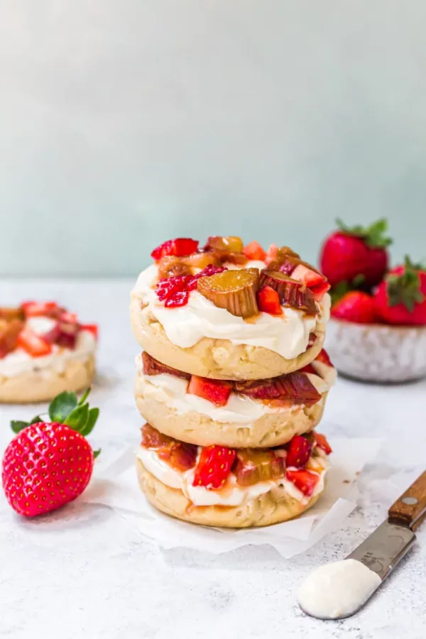 Erdbeer Rhabarber Torte – einfaches Rezept wie vom Konditor naked cake trend kuchen