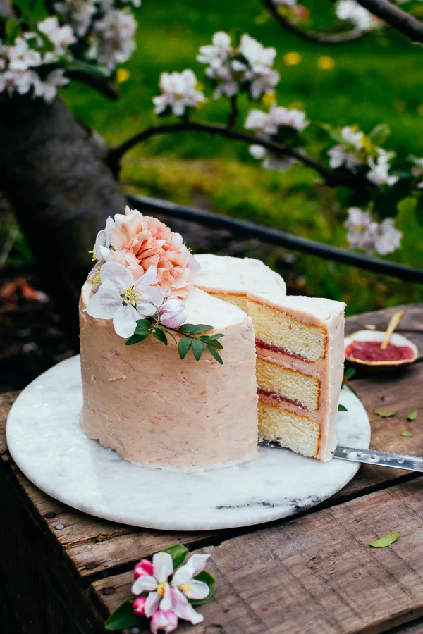 Erdbeer Rhabarber Torte – einfaches Rezept wie vom Konditor schoene deko hochzeit torte