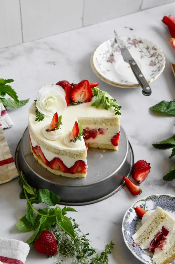 Erdbeer Rhabarber Torte – einfaches Rezept wie vom Konditor schoene torte mit anleitung