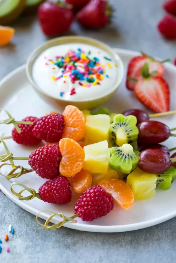Fingerfood Dessert – 3 zum Fingerlecken koestliche Rezeptideen regenbogen spiesse obst lecker