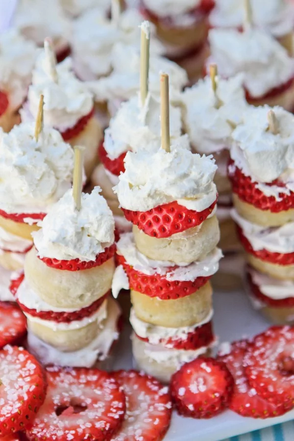 Fingerfood Dessert – 3 zum Fingerlecken koestliche Rezeptideen spiesse mit erdbeeren kekse sahne