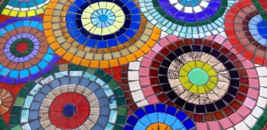 Mosaiktisch selber machen – kunstvolle Bastelideen für Wohnräume und Garten